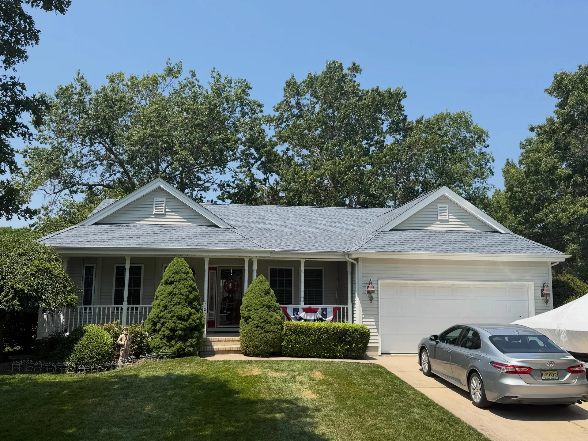 New light gray architectural asphalt shingle roof on a ranch style home in Manahawkin, NJ